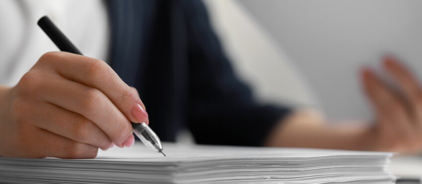 Reading Before the Reviewer: What Editors Look for in Scientific Manuscripts